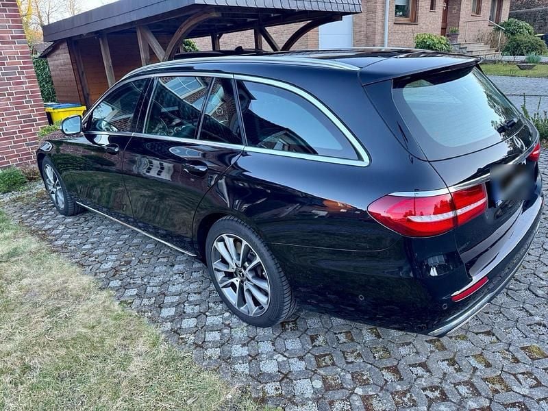 Schwarz Gebraucht 2018 Mercedes E450 Kombi | 29.000 € (Fairer Preis) - Bild 1/4