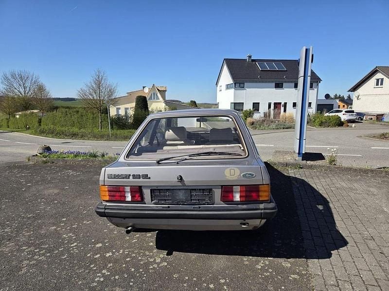 Gebraucht Ford Escort 79 PS (58 kW) 1984 Grau Limousine