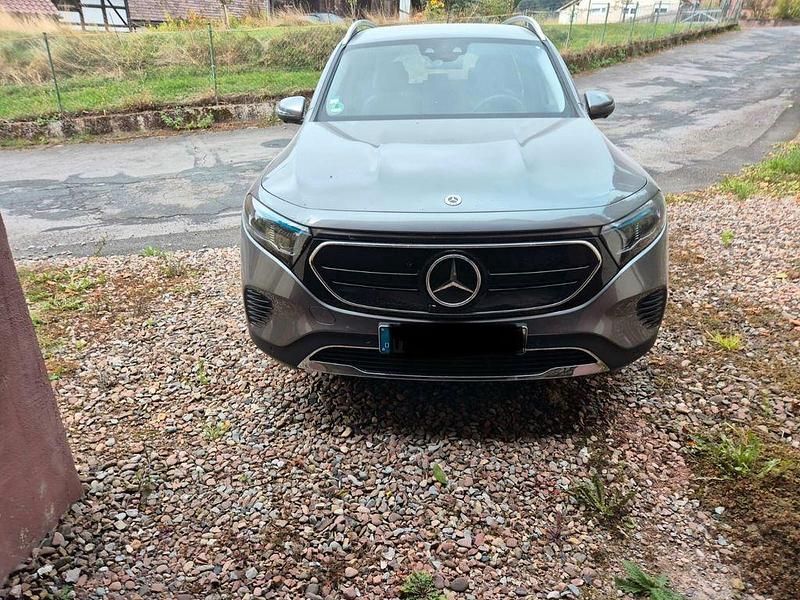 Grau Gebraucht 2022 Mercedes EQB250 SUV | 34.000 € (Fairer Preis) - Bild 1/4