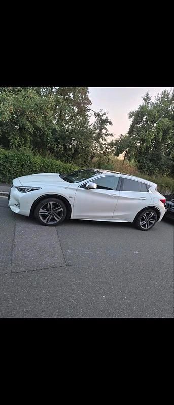 Gebraucht Infiniti Q30 211 PS (155 kW) 2017 Weiß Limousine