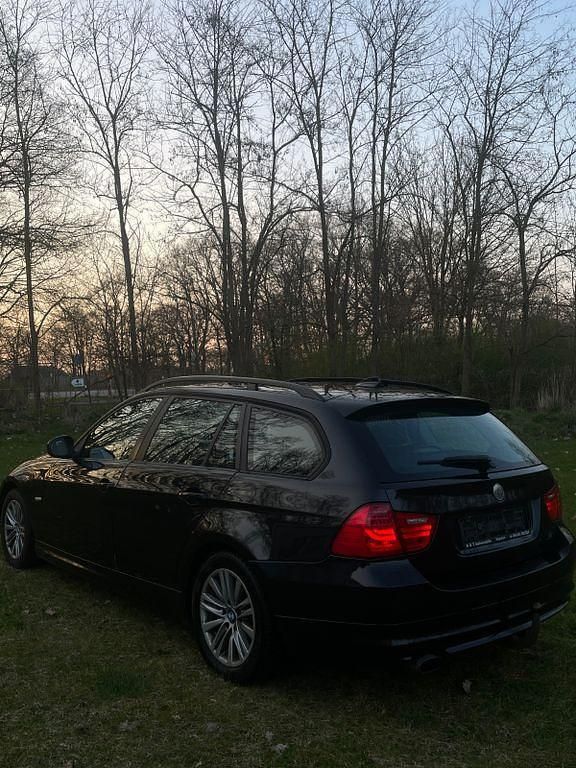 Gebraucht BMW 320 177 PS (130 kW) 2010 Schwarz Kombi