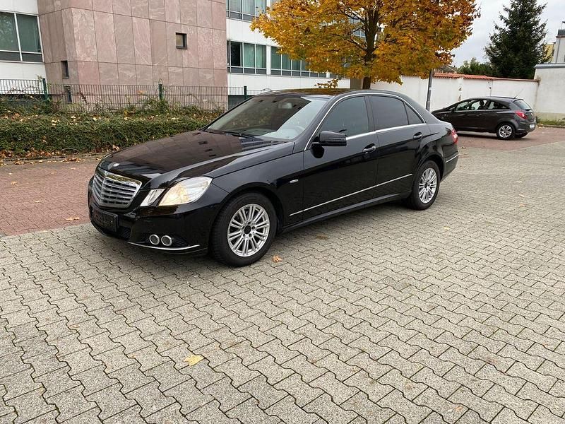 Gebraucht Mercedes E220 Elegance 170 PS (125 kW) 2010 Schwarz Limousine