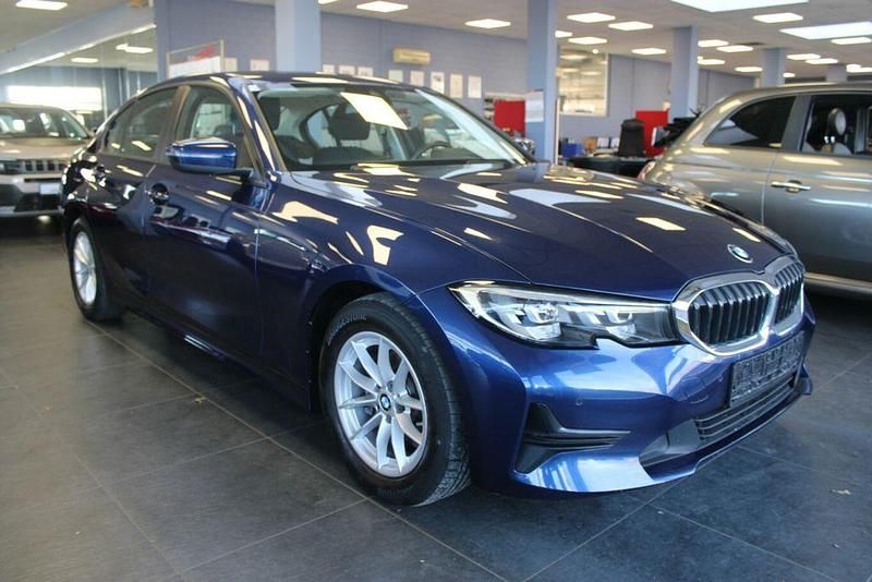 Blau Gebraucht 2019 BMW 318 Advantage Limousine | 19.980 € (Fairer Preis) - Bild 1/4