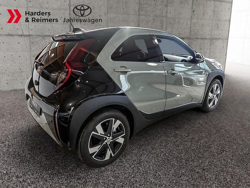 Neu Toyota Aygo X 116 PS (85 kW) 2025 Grün SUV