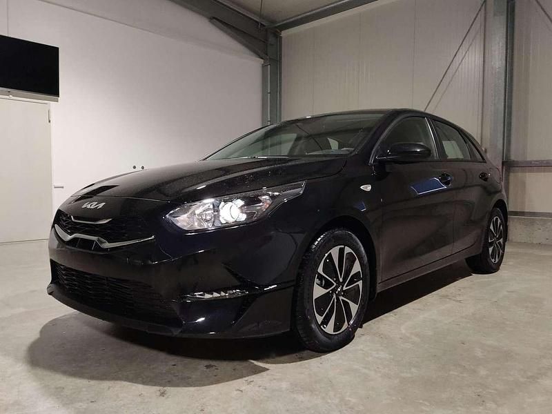 Phantomschwarz metallic Neu 2025 Kia Ceed Kleinwagen | 22.500 € (Guter Preis) - Bild 1/4
