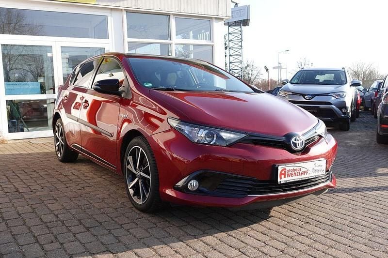 Gebraucht Toyota Auris Hybrid Team 136 PS (100 kW) 2017 Rot Limousine