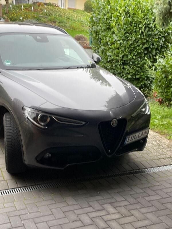 Grau Gebraucht 2018 Alfa Romeo Stelvio Tech Edition SUV | 26.900 € (Teuer) - Bild 1/4