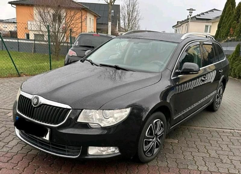 Schwarz Gebraucht 2010 Skoda Superb Elegance Kombi | 5.450 € (Etwas zu teuer) - Bild 1/4