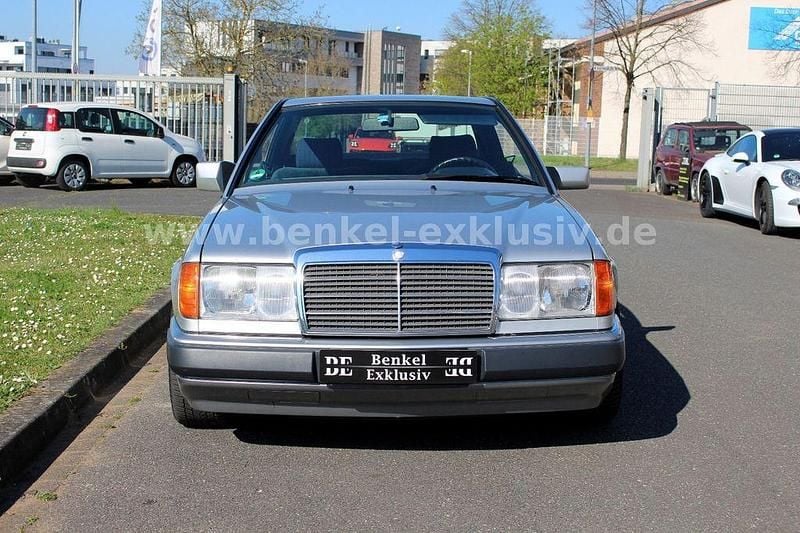 Second-hand Mercedes 220 150 CP (110 kW) 1993 Argintiu