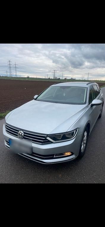 Silber Gebraucht 2017 VW Passat Comfortline Kombi | 14.750 € (Etwas zu teuer) - Bild 1/4