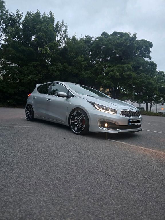 Grau Gebraucht 2018 Kia Ceed Edition 7 Limousine | 8.999 € (Fairer Preis) - Bild 1/4