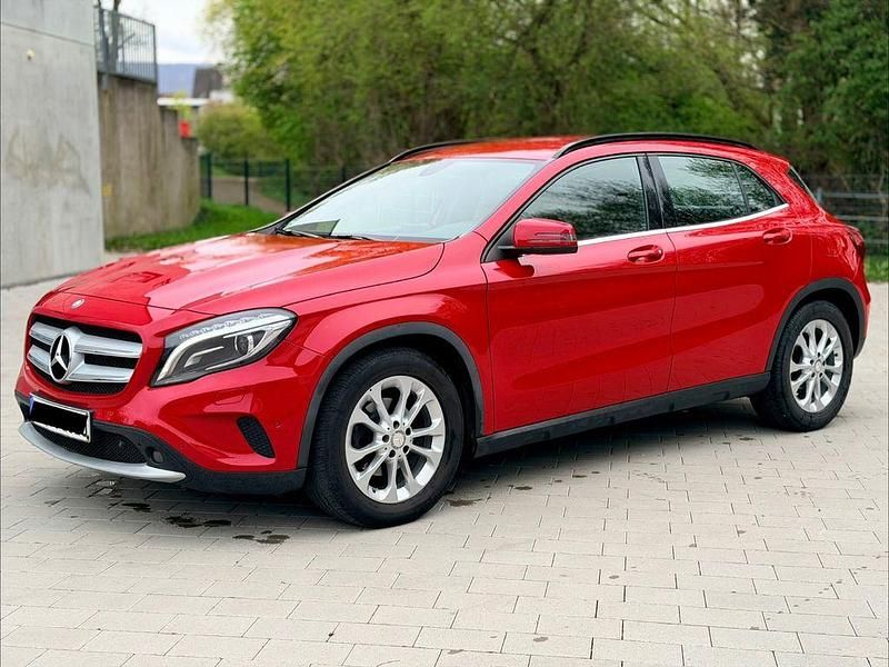 Gebraucht Mercedes GLA200 156 PS (114 kW) 2015 Rot SUV