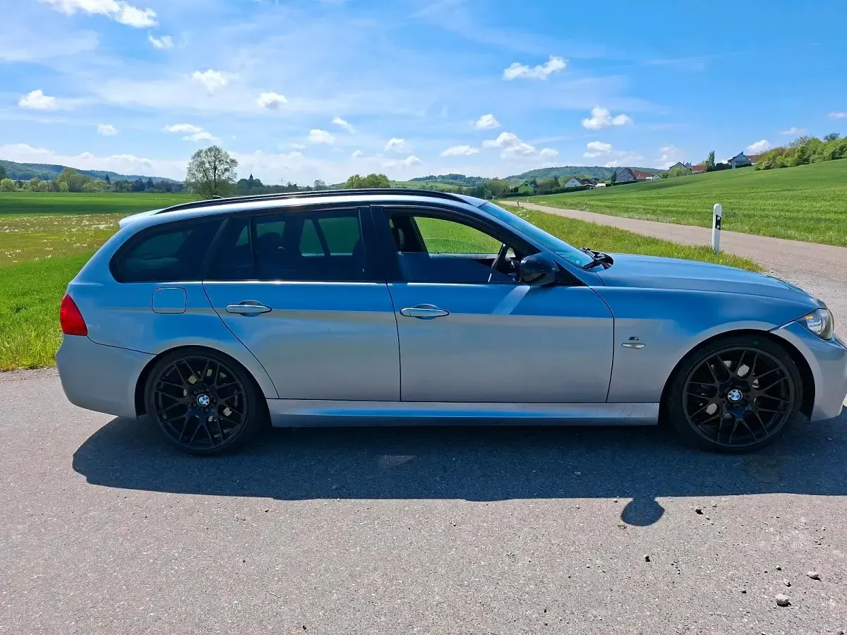 Gebraucht BMW 320 Basis 184 PS (135 kW) 2010 Blau Kombi