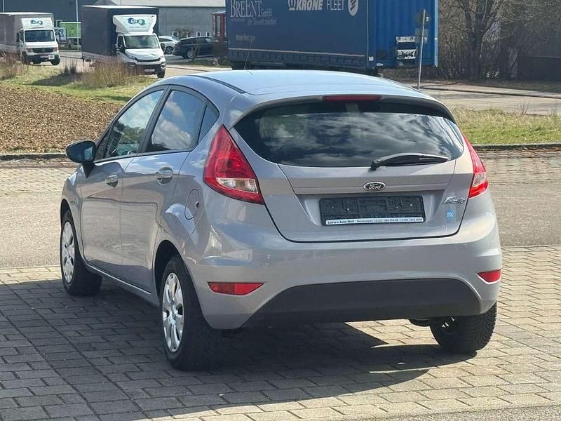 Gebraucht Ford Fiesta Trend 82 PS (60 kW) 2011 Micastonesilber metallic Kleinwagen
