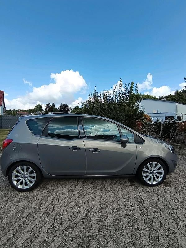 Braun Gebraucht 2010 Opel Meriva Van / Kleinbus | 5.250 € (Teuer) - Bild 1/4