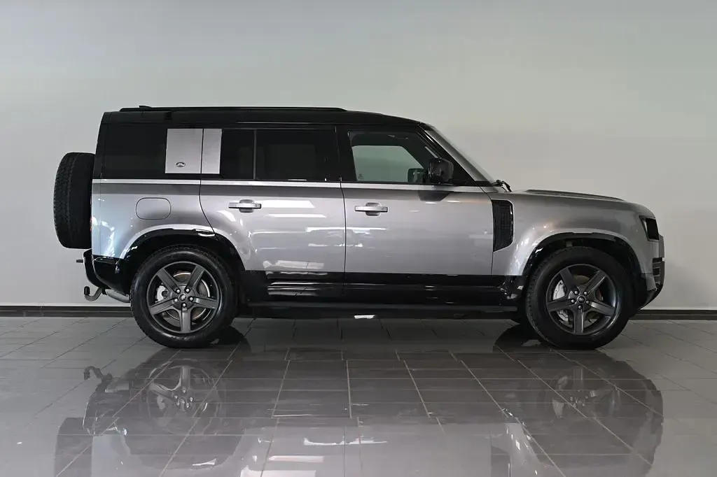 Gebraucht Land Rover Defender SE Dynamic 300 PS (220 kW) 2022 Grau SUV