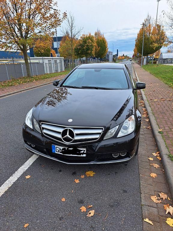 Gebraucht Mercedes E200 184 PS (135 kW) 2010 Schwarz Coupé