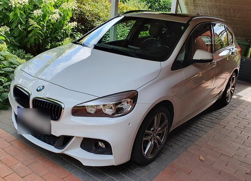 Weiß Gebraucht 2016 BMW 220 M Sport Van / Kleinbus | 14.900 € (Guter Preis) - Bild 1/4