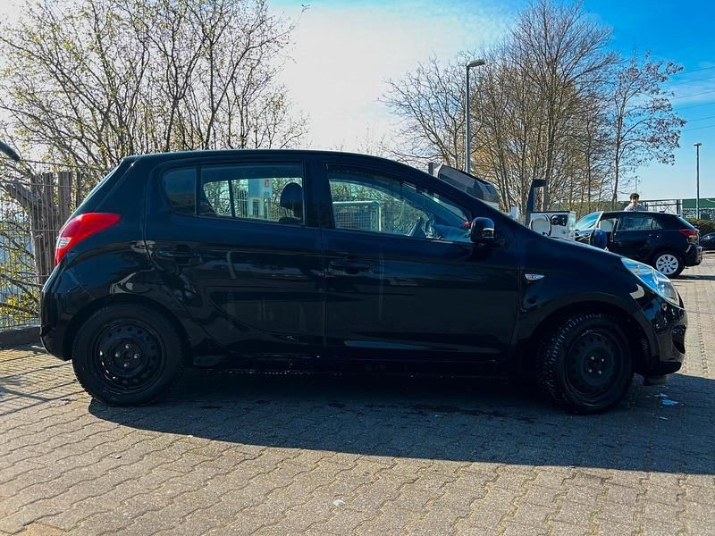 Gebraucht Hyundai i20 Edition 77 PS (56 kW) 2010 Schwarz Kleinwagen