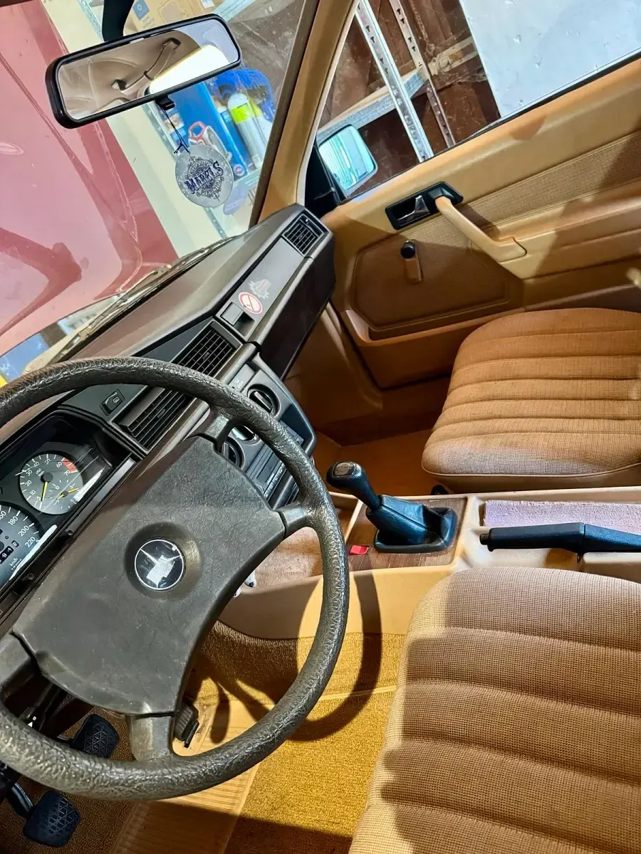 Gebraucht Mercedes 190 122 PS (89 kW) 1984 Rot Limousine
