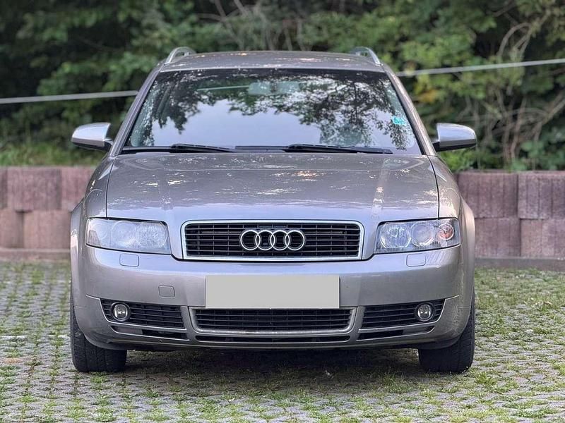 Grau Gebraucht 2003 Audi A4 Kombi | 2.470 € (Fairer Preis) - Bild 1/4