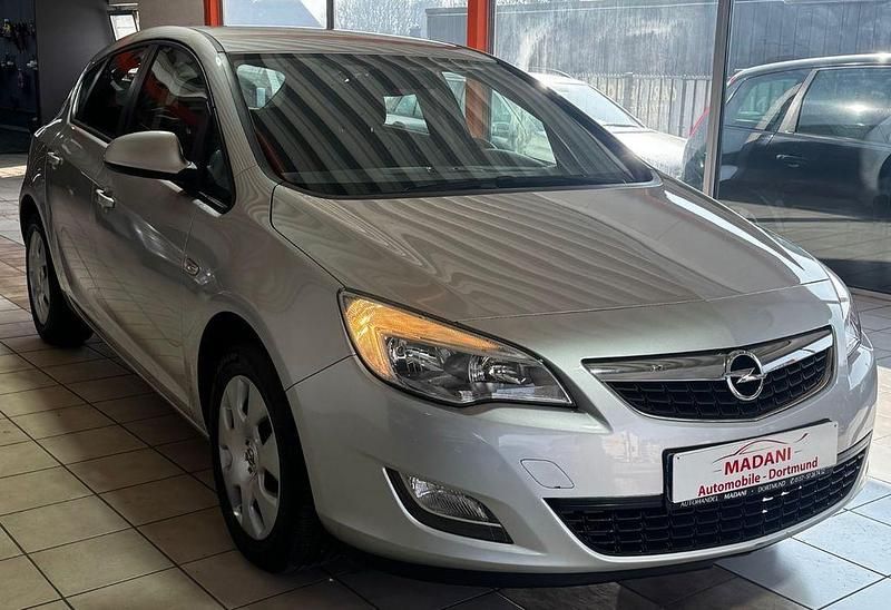 Gebraucht Opel Astra Edition 101 PS (74 kW) 2010 Silber Limousine