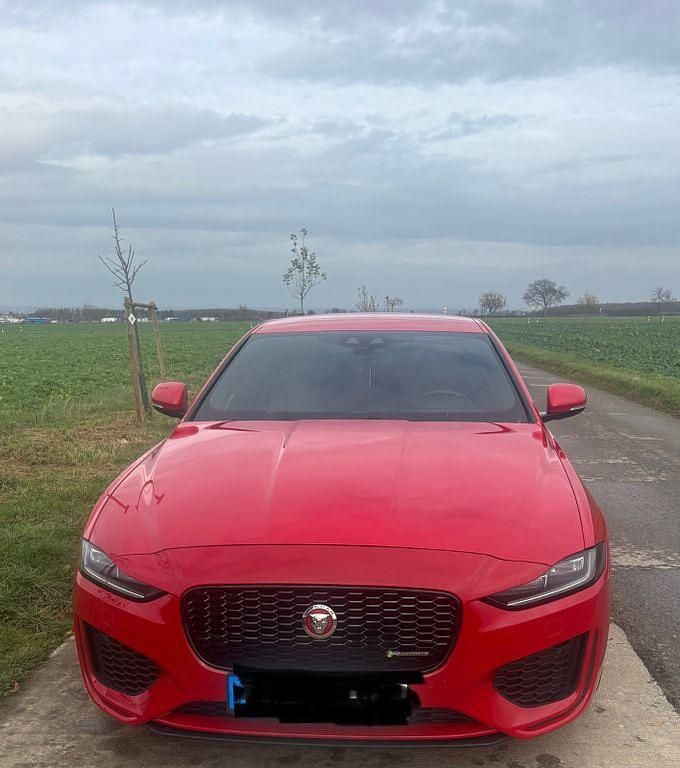 Rot Gebraucht 2019 Jaguar XE R-Dynamic Limousine | 15.300 € (Superpreis) - Bild 1/4