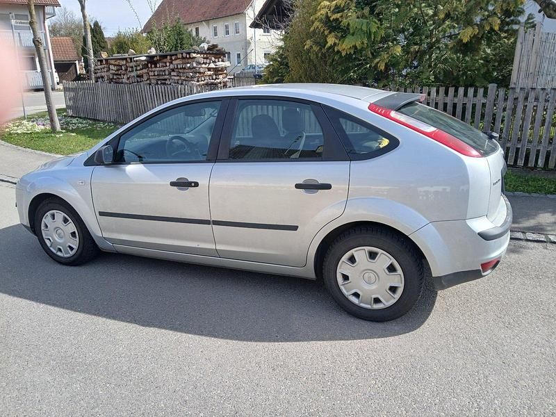 Gebraucht Ford Focus 115 PS (84 kW) 2006 Silber Kleinwagen