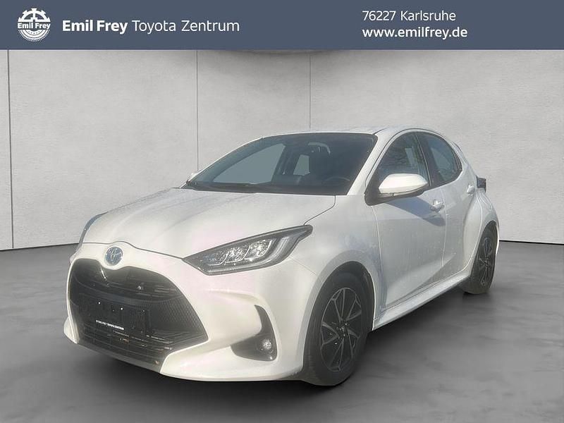 Weiß Gebraucht 2023 Toyota Yaris Hybrid Team Limousine | 14.980 € (Superpreis) - Bild 1/4