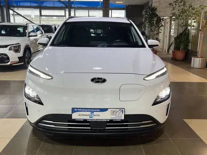 Weiß Gebraucht 2022 Hyundai Kona Trend SUV | 19.400 € (Guter Preis) - Bild 1/4