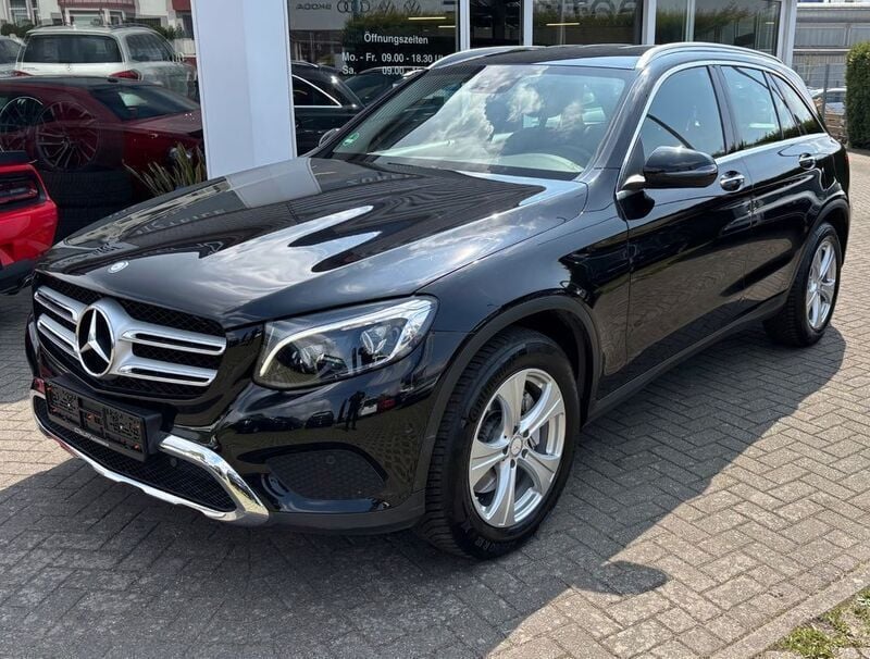 Obsidianschwarz metalliclack Gebraucht 2016 Mercedes GLC250 SUV | 23.700 € (Guter Preis) - Bild 1/4