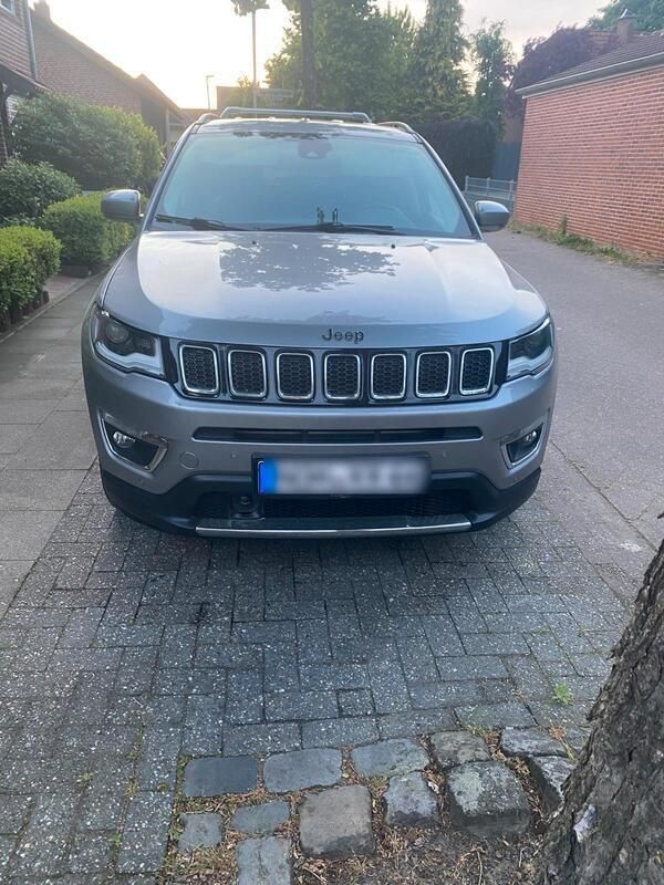 Grau Gebraucht 2017 Jeep Compass SUV | 15.950 € (Etwas zu teuer) - Bild 1/4
