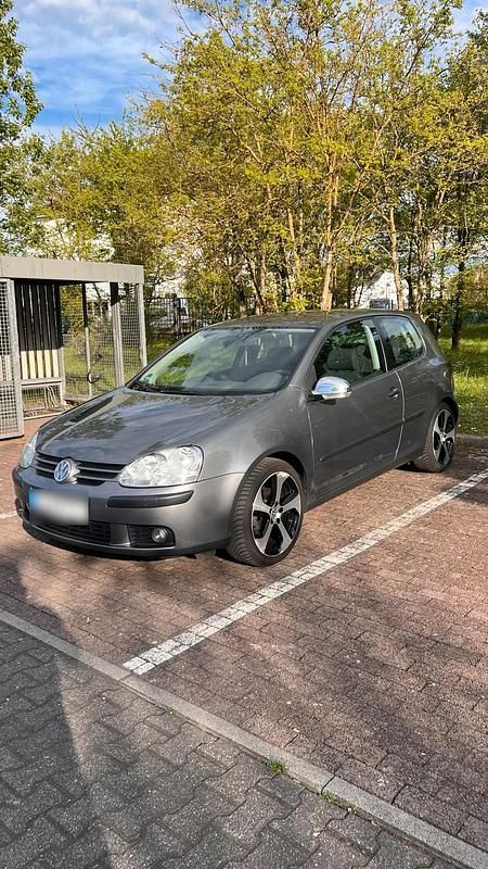 Second-hand VW Golf V 105 CP (77 kW) 2004 Gri Hatchback