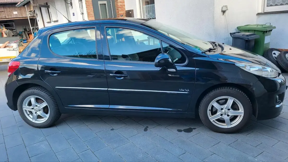 Gebraucht Peugeot 207 95 PS (69 kW) 2011 Schwarz Kleinwagen