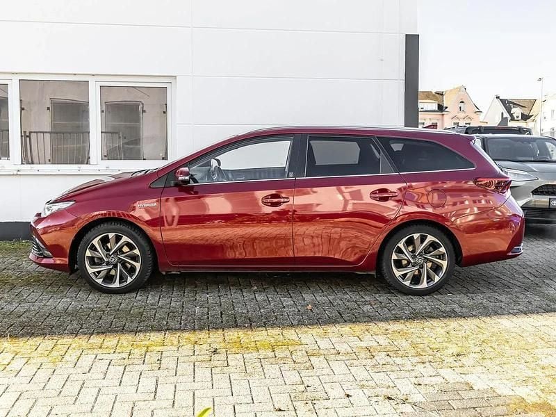 Gebraucht Toyota Auris Team 99 PS (72 kW) 2018 Red mc. Limousine