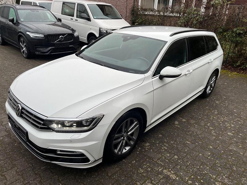 Weiß Gebraucht 2016 VW Passat R-line Kombi | 12.580 € (Etwas zu teuer) - Bild 1/4