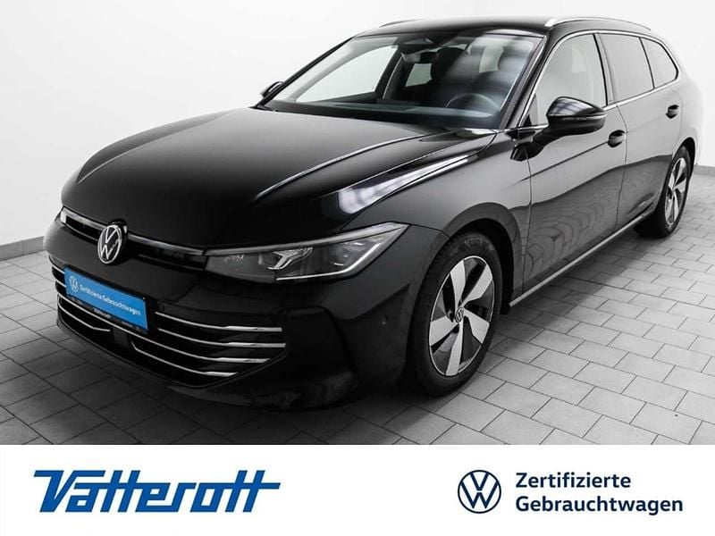 Grenadillschwarz metallic (metallic) Gebraucht 2025 VW Passat Elegance Kombi | 36.930 € (Guter Preis) - Bild 1/4
