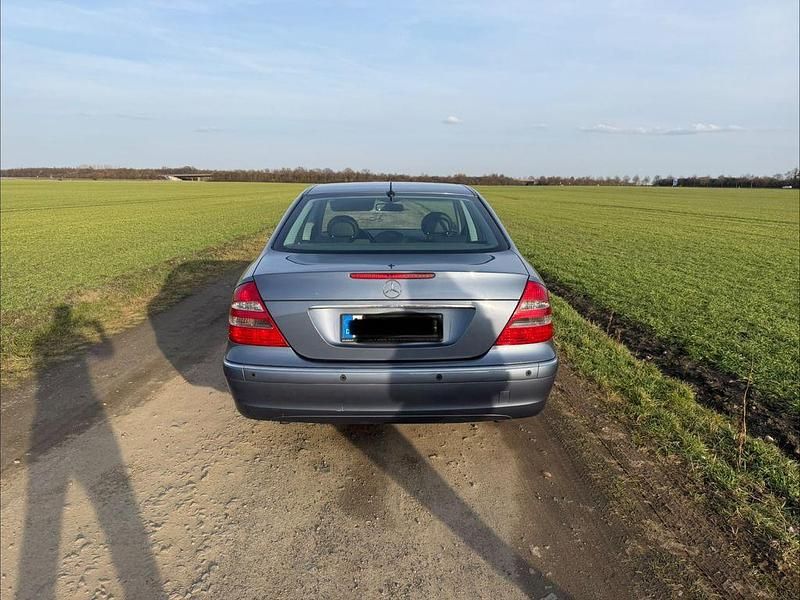 Gebraucht Mercedes E200 Elegance 163 PS (119 kW) 2003 Blau Limousine