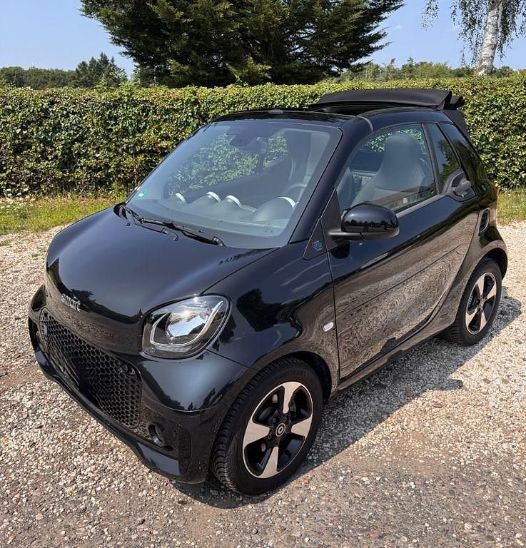 Schwarz Gebraucht 2021 Smart ForTwo Electric Drive Cabrio | 10.590 € (Guter Preis) - Bild 1/4