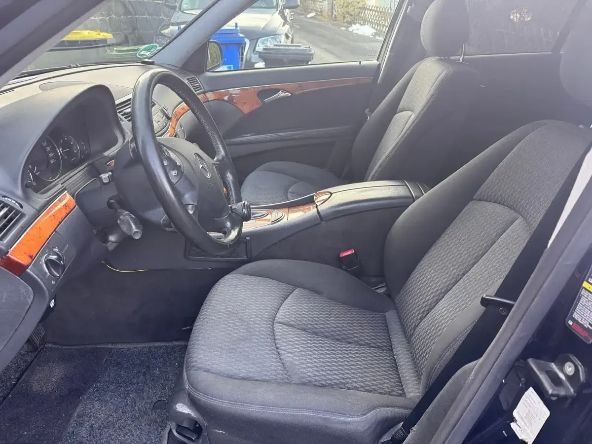 Używany Mercedes E280 177 KM (130 kW) 2005 Niebieski Sedan/Limuzyna