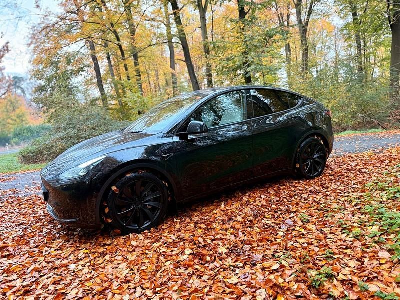 Schwarz Gebraucht 2024 Tesla Model Y RWD SUV | 35.900 € (Fairer Preis) - Bild 1/4