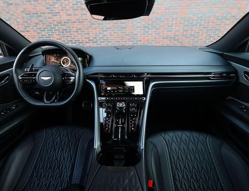 Gebraucht Aston Martin DB12 678 PS (498 kW) 2023 Silber Coupé