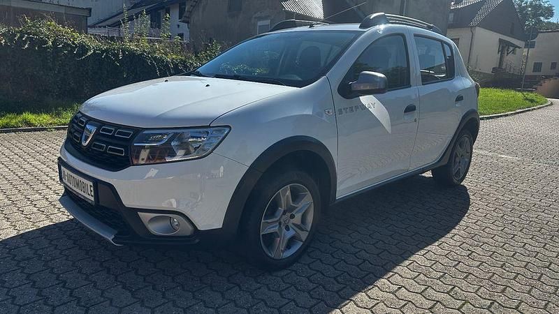 Weiß Gebraucht 2017 Dacia Sandero Stepway Ambiance Kleinwagen | 7.600 € (Fairer Preis) - Bild 1/4