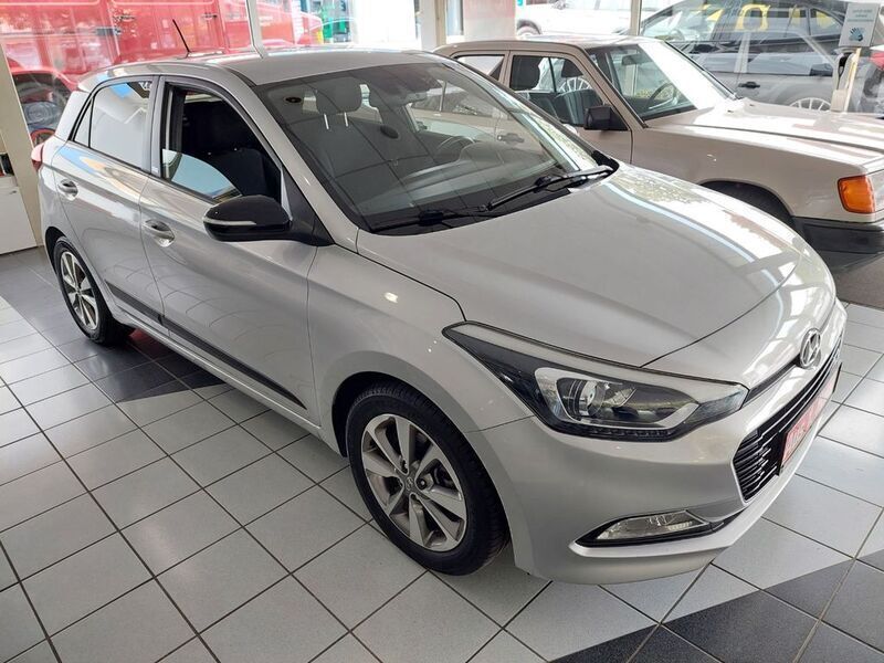 Silber Gebraucht 2018 Hyundai i20 Active Limousine | 10.990 € (Fairer Preis) - Bild 1/4
