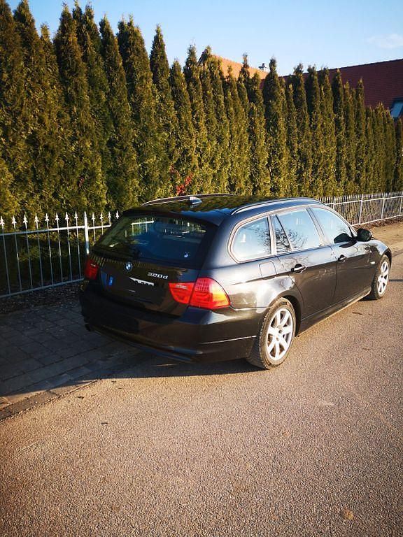 Gebraucht BMW 320 184 PS (135 kW) 2010 Schwarz Kombi