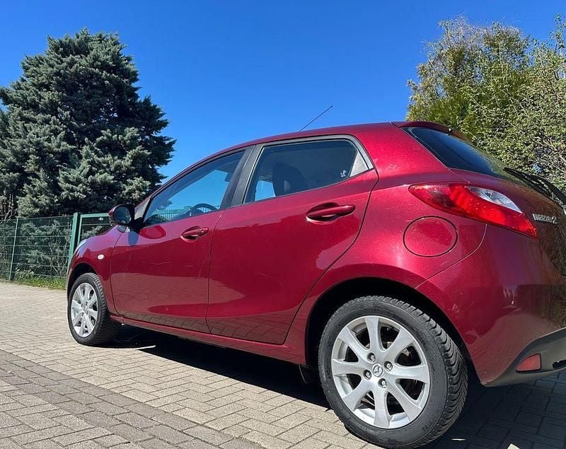 Second-hand Mazda 2 75 CP (55 kW) 2011 Roșu Hatchback