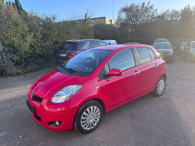Rot Gebraucht 2011 Toyota Yaris Cool Limousine | 4.700 € (Fairer Preis) - Bild 1/4