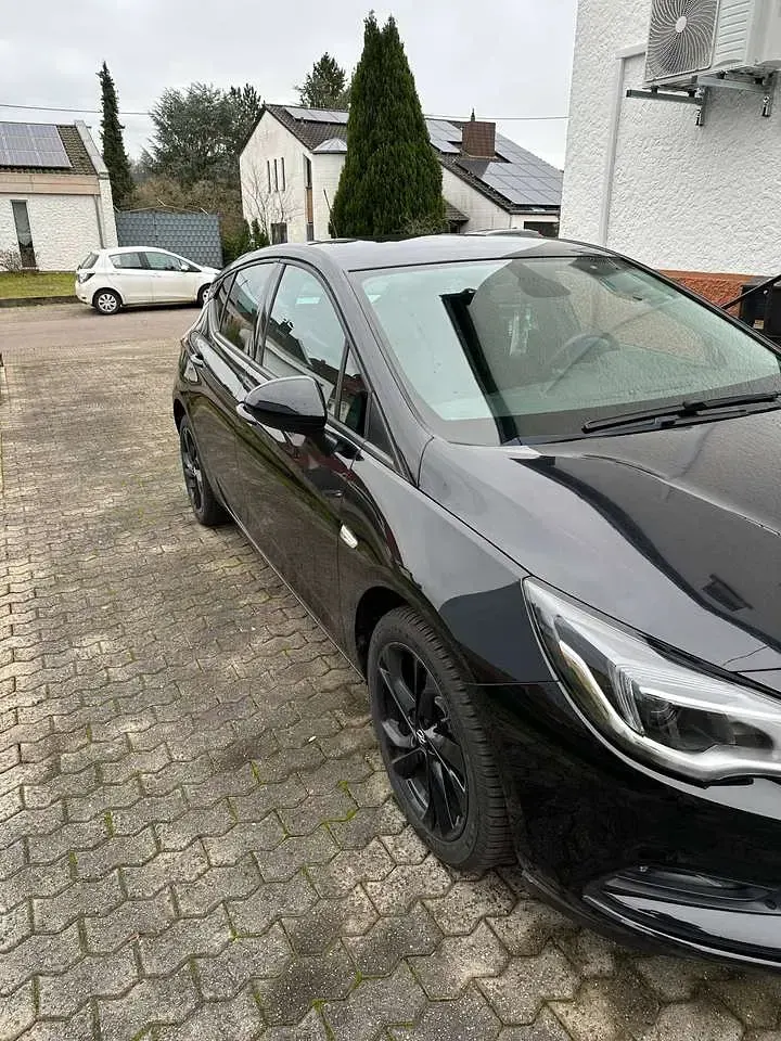 Używany Opel Astra 150 KM (110 kW) 2017 Czarny Sedan/Limuzyna
