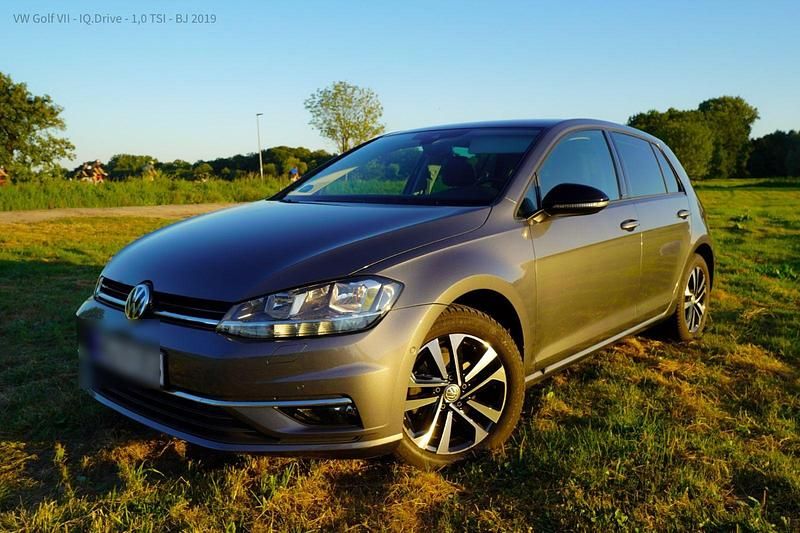 Grau Gebraucht 2019 VW Golf VII IQ Drive Kleinwagen | 14.950 € (Fairer Preis) - Bild 1/4
