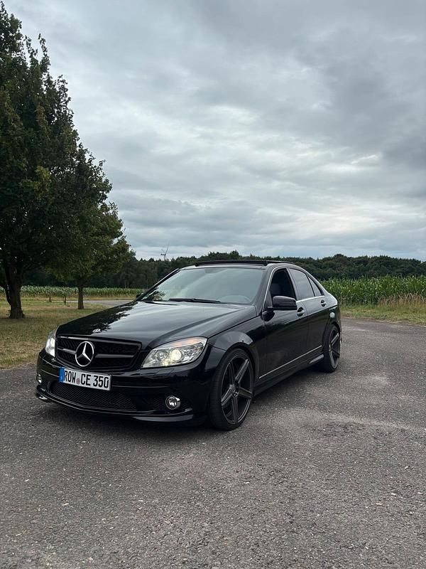 Schwarz Gebraucht 2010 Mercedes C350 AMG Limousine | 12.250 € (Fairer Preis) - Bild 1/4